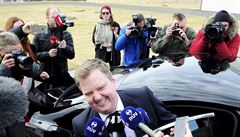 Premiér Gunnlaugsson hovoí s novinái ped sídlem pedsedy vlády v Reykjavíku.