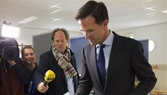 Nizozemský premiér Rutte odevzdává svj hlas v referendu o asocianí dohod EU...