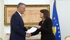 Odcházející prezidentka Kosova Atifete Jahjagová vítá v ú�adu svého nástupce...