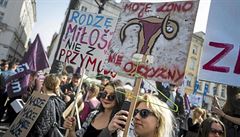 V Polsku zuří bitva o potraty. Vláda chce úplný zákaz, žene lidi do ulic