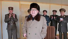 Severokorejský vdce Kim ong-un s úsmvem kvituje test nového typu...