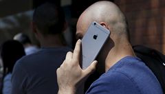 Apple umí blokovat iPhony v aut, ale nedlá to.