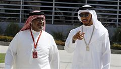 Lewis Hamilton (vpravo) v tradiním arabském rób pi Velké cen Bahrajnu
