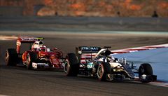 Lewis Hamilton (vpravo) a Kimi Raikkonen (vlevo).