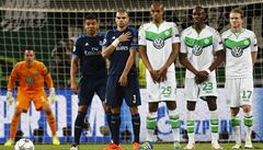 Branká Manchesteru City Joe Hart lituje, e má Zlatan Ibrahimovic tak velkou nohu.