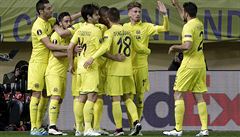 Fotbalisté Villarrealu oslavují branku.