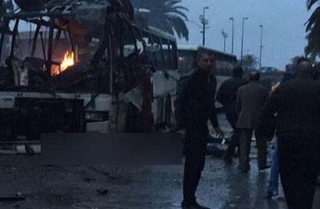 Vybuchlý autobus tuniské prezidentské gardy.
