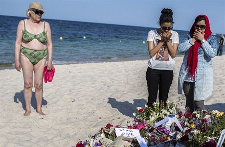 Vzpomínka na obti teroristického útoku na plái v Tunisku. Podobný atentát...