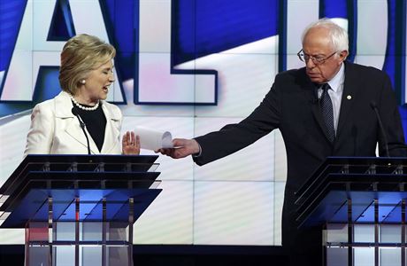 Prezidenttí kandidáti amerických demokrat Hillary Clintonová a Bernie Sanders...