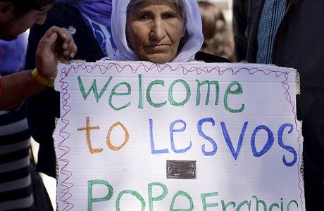 ena s transparentem vítá papee v uprchlickém kempu Moria.
