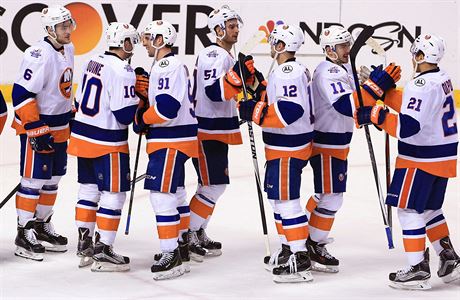 Hokejist NY Islanders se raduj z vhry.
