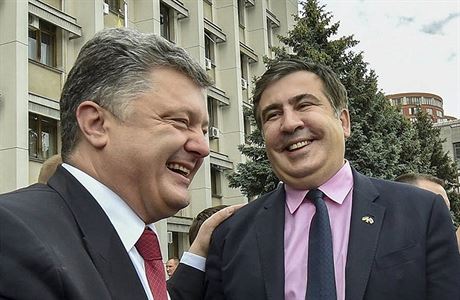 Úsmv z minulosti? Ukrajinský prezident Poroenko (vlevo) uvádl Michaila...