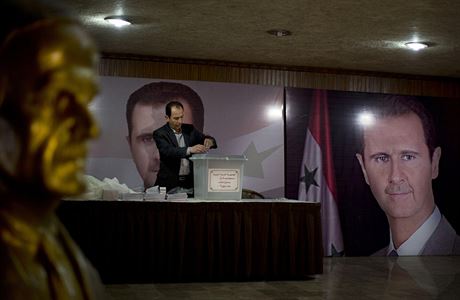 Pprava volebn mstnosti. Dominuj portrty Bara Asada.