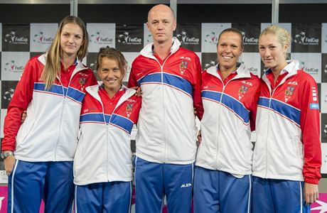Fedcupov tm (zleva): Karolna Plkov, Barbora Strcov, Petr Pla, Lucie...
