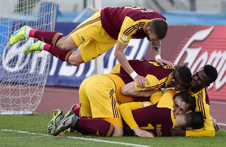 Fotbalisté Dukly oslavují branku v síti Jablonce