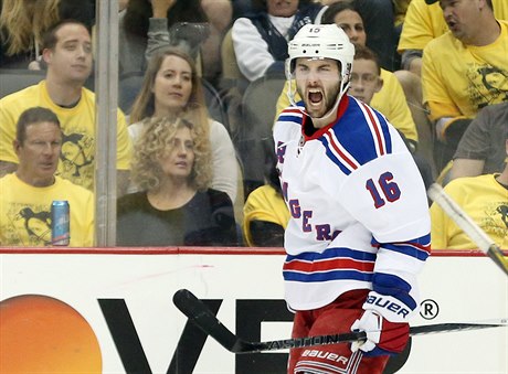 Pittsburgh vs. NY Rangers (Derick Brassard slaví)