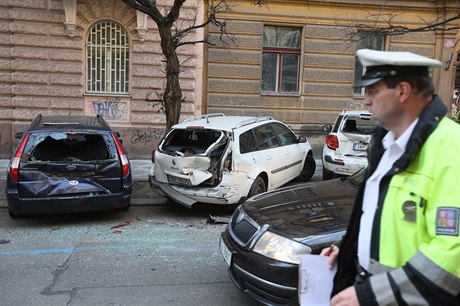 Dopravní policisté na praských Vinohradech eí následky zbsilé jízdy idie...