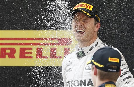 Nico Rosberg se raduje ze zvýšení svého náskoku před Lewisem Hamiltonem.
