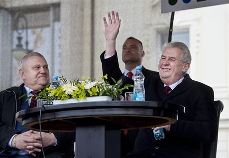 Prezident Milo Zeman (vpravo) se v rámci své cesty po Stedoeském kraji seel...