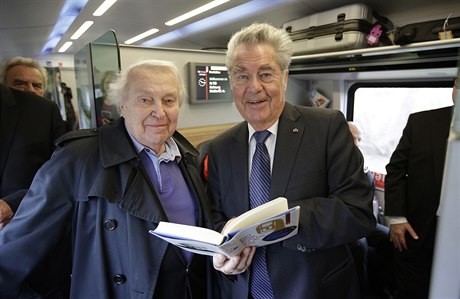 Pavel Kohout s rakouským prezidentem Heinzem Fischerem ve vlaku cestou do Prahy.