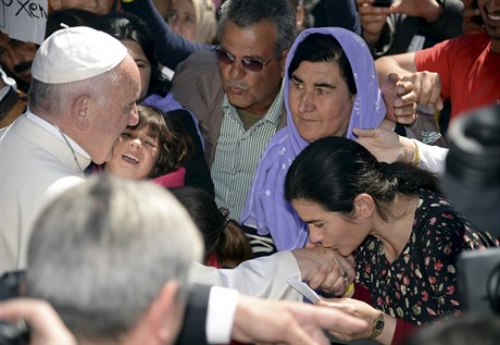 Uprchlíci vítají papee Frantika na ostrov Lesbos.