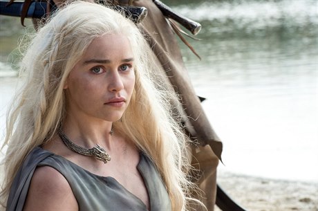 Královna Daenerys má problémy (Emilia Clarkeová). Hra o trny - está série.