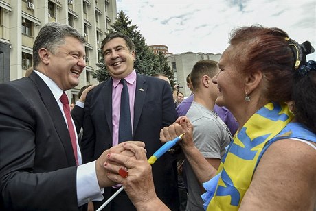 Úsměv z minulosti? Ukrajinský prezident Porošenko (vlevo) uváděl Michaila...