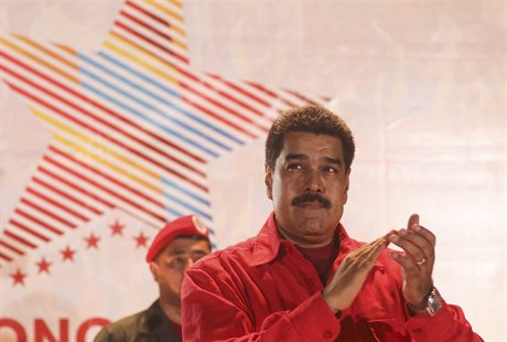 Venezuelský prezident Maduro tleská bhem schzky s dlníky v Caracasu.