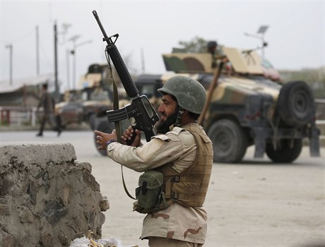 Voják afghánské armády zaujímá pozici po sebevražedném atentátu v Kábulu.