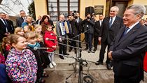 Rakouského prezidenta zpěvem přivítaly také děti.