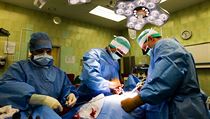 Chirurg Jan tulk pi operaci v nemocnici v praskm Motole.
