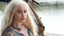 Královna Daenerys má problémy (Emilia Clarkeová). Hra o trůny - šestá série.