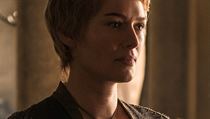 Královna Cersei (Lena Headeyová) je plná touhy po odplatě za smrt svých dětí a...