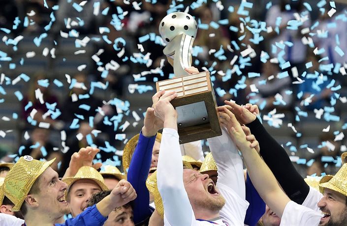 Chodov�tí florbalisté slaví první titul.