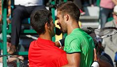 Ji�í Veselý slaví triumf nad Novakem Djokovi�.