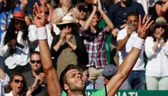 Ji�í Veselý slaví triumf nad Novakem Djokovi�.