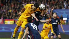 Atletico Madrid vs. Barcelona (faulující Suarez pi hlavice).