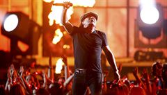 Brian Johnson z AC/DC bhem vystoupení, které ji tradin doprovází ohe a...