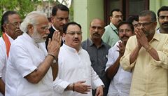Indický premiér Narendra Modí pijel do nemocnice, aby se setkal s rannými...