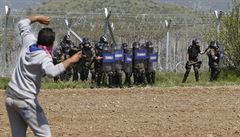 Pes plot s ostnatým drátem na ecko-makedonské hranici se pokusilo násilím...