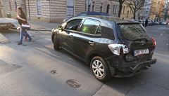 Jedno ze tyiceti nabouraných aut v praské umavské ulici.