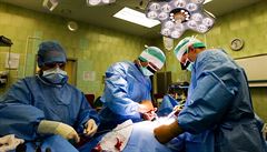 Chirurg Jan tulík pi operaci v nemocnici v praském Motole.