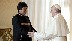 Bolivijský prezident Evo Morales se vítá s papeem Frantikem.