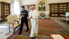 Ji loni v ervenci dal Morales papei Frantikovi netradiní dar - krucifix ve...