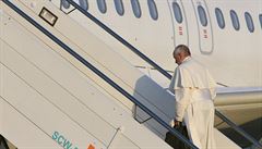 Pape Frantiek nastupuje do letadla v ím.