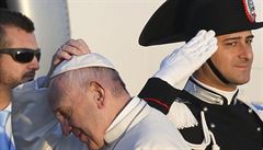 Pape Frantiek nastupuje na palubu letu na ecký ostrov Lesbos.