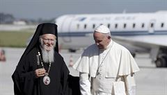 Pape Frantiek dorazil na ecký ostrov Lesbos.