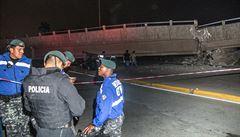 Na snímcích, které poskytla vláda, byl vidt zícený most ve mst Guayaquil,...