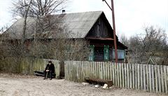 Ivan amjanok ped svým domem v bloruské Tulgovii, vesnici poblí zamoené...