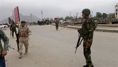 Vojáci hlídají místo výbuchu v Kábulu.